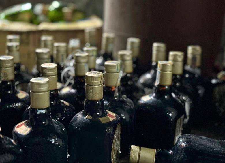 El licor adulterado pueden causar daños al sistema nervioso, visión borrosa, ceguera, dificultad respiratoria, estado de coma y hasta la muerte. FOTO: Cortesía Policía Metropolitana