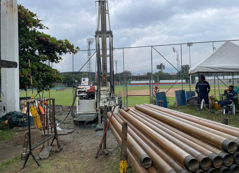 Máquinas para la instalación de los elementos que permitirán la exploración a 150 metros de profundidad. FOTO: Cortesía