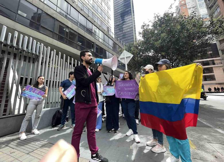 Andrés Salcedo, médico y vocero de la iniciativa Internos con Pago Ya, celebró el anuncio del Ministerio de Salud, aunque advirtió que aún faltan definiciones para la implementación del pago a los médicos internos desde 2026. FOTO: @andresfsalcedop vía X. 