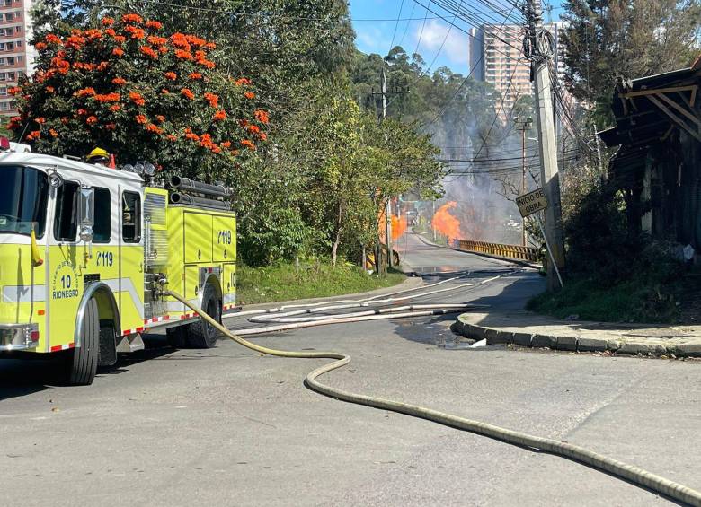 En el sitio se encuentra el cuerpo de bomberos realizando labores para mitigar las llamas y evitar el paso de personas. FOTO: Bomberos de Rionegro 