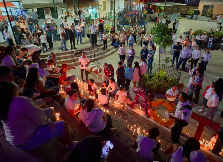La velatón reunió a habitantes de Buriticá en una noche de oración y solidaridad por Michelle Dayana. Foto: Alcaldía Buriticá
