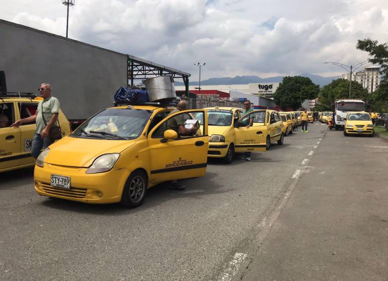 El Gobierno presentó un decreto que busca cambiar las reglas del servicio de taxi en Colombia. Foto: Laura Rosa Jiménez valencia