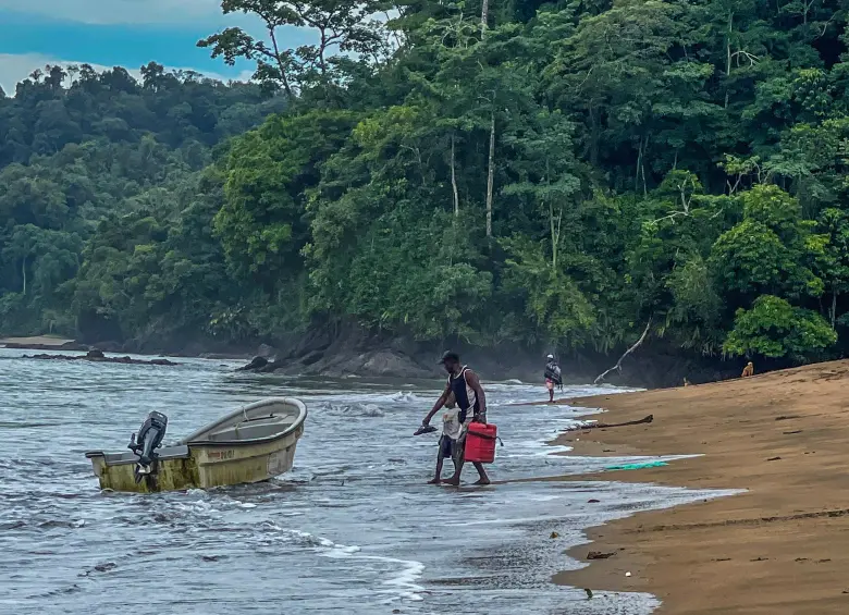 Pescadores de la playa Huina, en Bahía Solano, apoyan con sus lanchas las labores de búsqueda en el Pacífico colombiano. Foto: Cristina Rodriguez. 