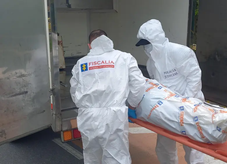Los agentes del CTI de la Fiscalía realizaron la inspección al cuerpo sin vida de Sonia Omaira Silva Martínez, de 54 años, en la vereda Travesías, corregimiento de San Cristóbal. FOTO: MAURICIO PALACIO.