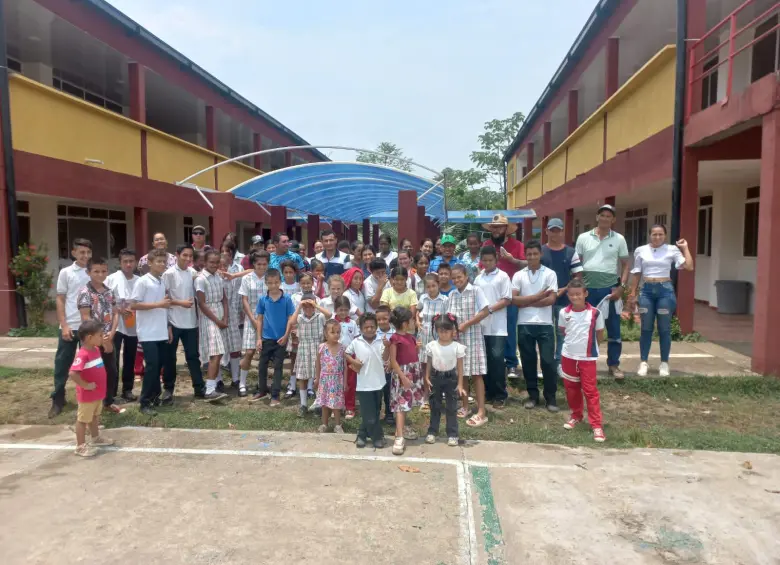 Esta es la comunidad académica de la escuela San Francisco, en zona rural de Yondó. La fotografía es del año pasado. Foto: Cortesía
