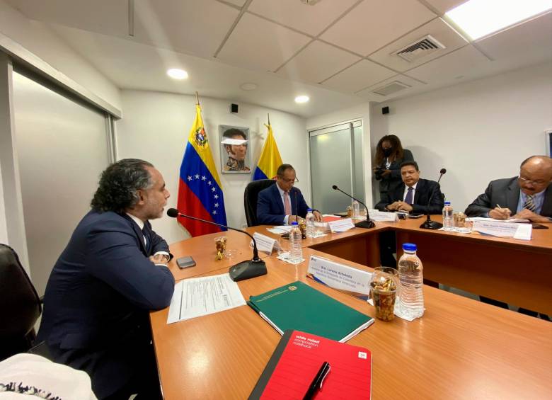 El embajador de Colombia en Venezuela, Armando Benedetti, aseguró que le ha tocado pagar de su bolsillo hoteles en Venezuela porque no se podía quedar en la embajada. FOTO CORTESÍA