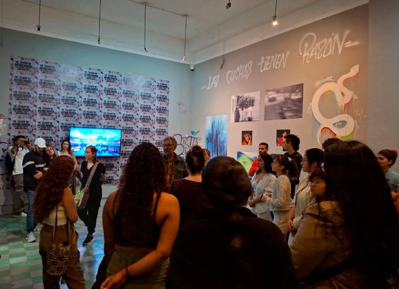 Las Noches de Galería reúnen a decenas de personas, desde universitarios, hasta profesionales y simples curiosos. Esta sala en el Palacio de Bellas Artes se trata sobre nuevos imaginarios de La Plata. FOTOS: JUAN FELIPE ZULETA