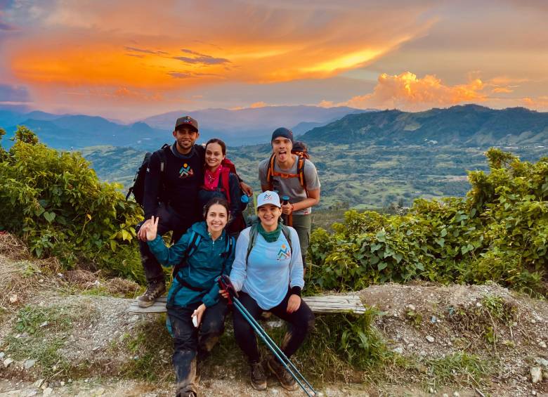 En la foto de pie: Victor Garzón, Adelaida y Janalduldi. Sentadas: Milena Mancias y Cristina Rodríguez. 