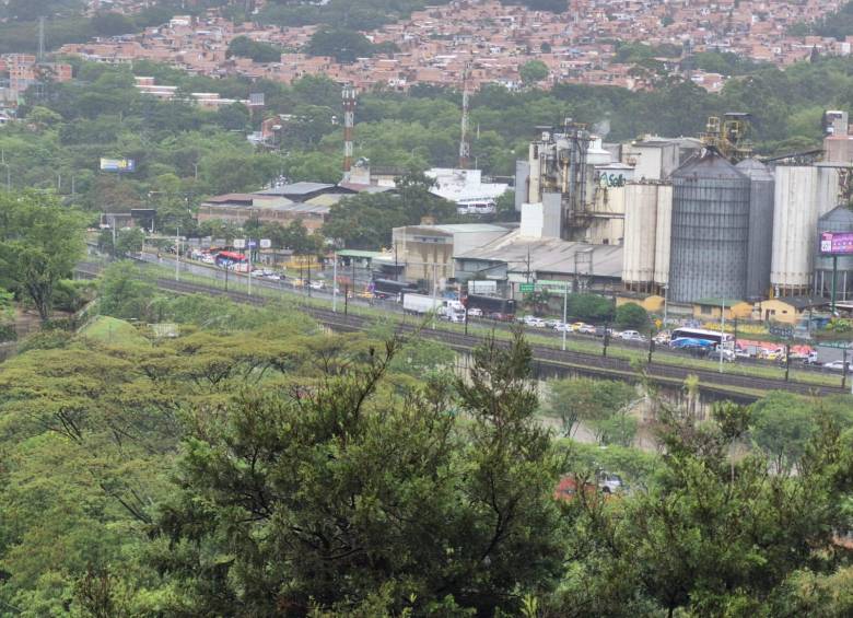 En la Autopista Norte, a la altura del municipio de Bello, se presenta congestión vehicular. Foto: Cortesía