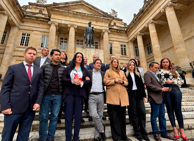 Decenas de dirigentes, entre congresistas, líderes políticos y precandidatos, convocaron a una rueda de prensa conjunta este miércoles en el Congreso. FOTO: JAVIER GONZÁLEZ PENAGOS/EL COLOMBIANO