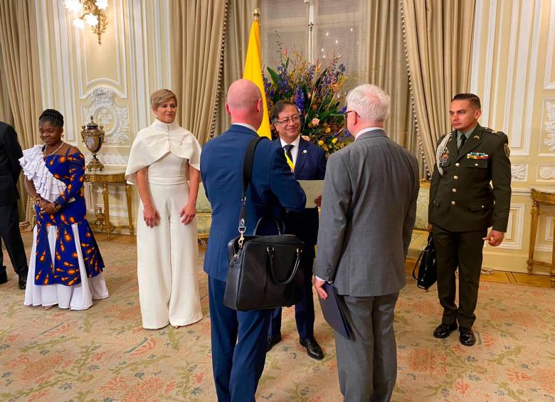 El presidente Petro recibió la cara de la Reina Isabel de manos de Tim Hemmings, embajador de Gran Bretaña. FOTO: TOMADA DE TWITTER @UKinCOLOMBIA
