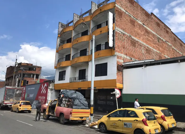 Dentro de este hotel, el Plus Plaza, se presentó un incendio en un cuarto del tercer piso. La víctima saltó desde el balcón hacia el vacío. Al parecer, la conflagración habría sido provocada. FOTO: LAURA ROSA JIMÉNEZ VALENCIA