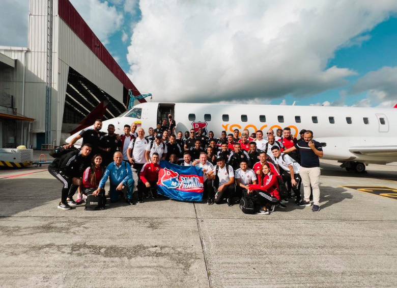 El equipo viajó en vuelo privado hacia la ciudad de Pereira y regresará de igual forma a la capital de Antioquia. FOTO: @DIM_Oficial
