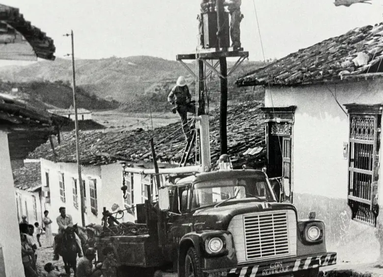 Trabajadores de EPM interviniendo una red del servicio de energía. FOTO: Cortesía EPM