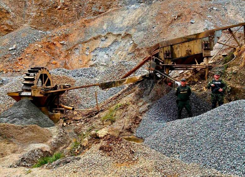 En el operativo fueron decomisadas dos máquinas retroexcavadoras, dos excavadoras y dos clasificadoras de material. FOTO: CORTESÍA EJÉRCITO