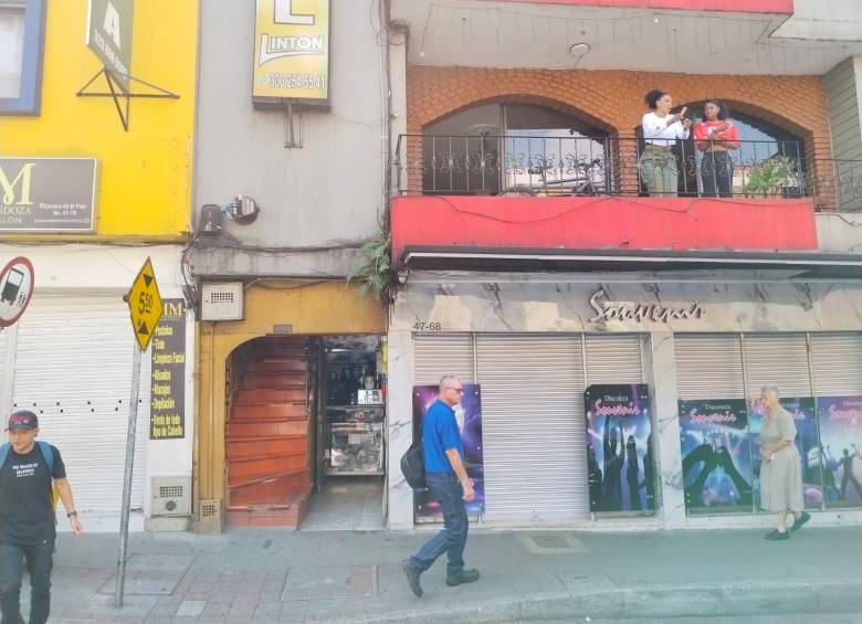 Dentro de este hotel del barrio Colón, en el centro de Medellín, ocurrió el asesinato de Andrés Alejandro Amaris Arrieta, de 33 años, y resultó lesionado Argemiro Almario Arroyo, de 66 años. FOTO: Mauricio Palacio