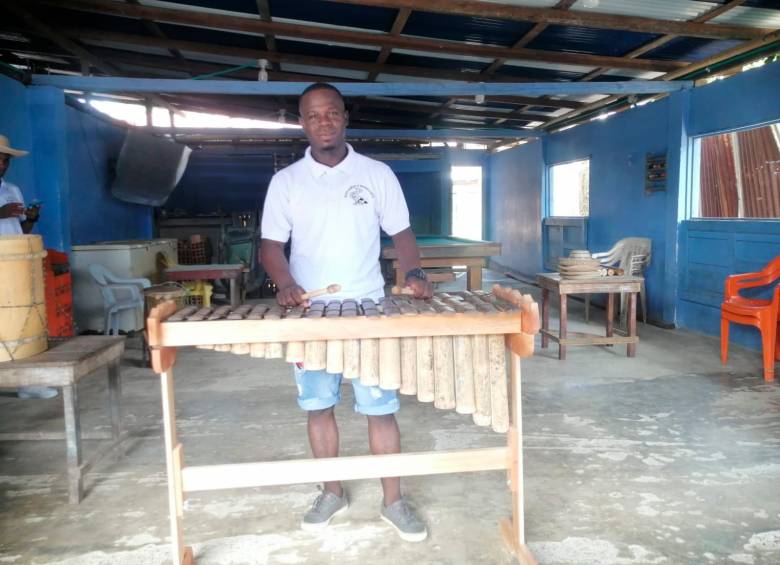 Lisandro Vallencilla tenía 31 años e interpretaba la tambora, el cunuco y el bombo. FOTO FACEBOOK Lisandro Vallecilla