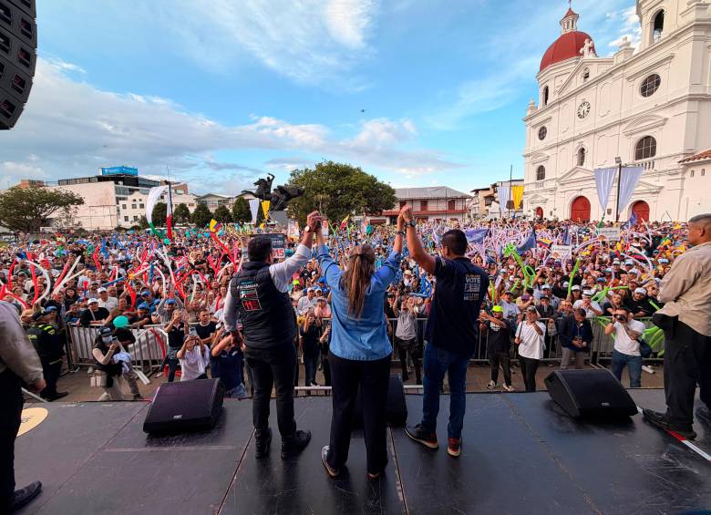 Paloma Valencia durante su cierre de campaña en el parque de Rionegro, acompañada por el expresidente Álvaro Uribe Vélez y ante una multitud de simpatizantes. Foto Cortesía. 