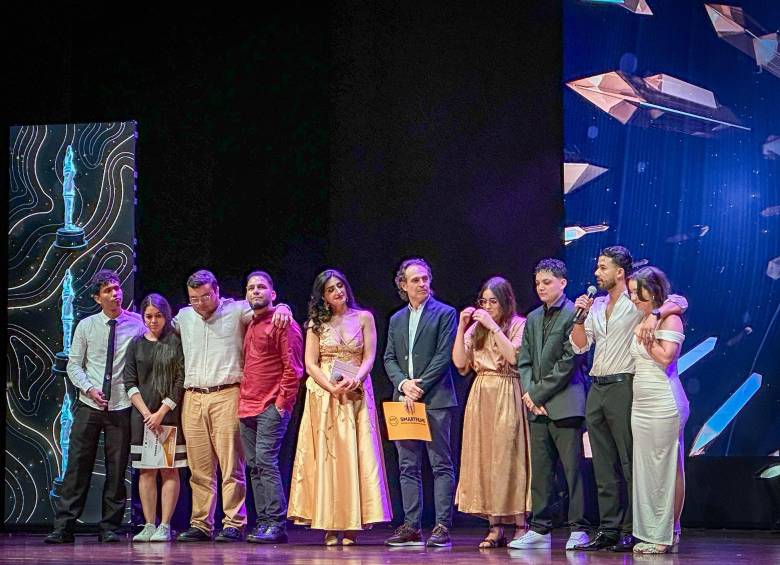 Los equipos que participaron en el concurso recibieron de manos del alcalde Federico Gutiérrez y la CEO de Smartfilms Colombia, Yesenia Valencia, los premios de SMARTFILMS Medellín 2025. FOTO cortesía