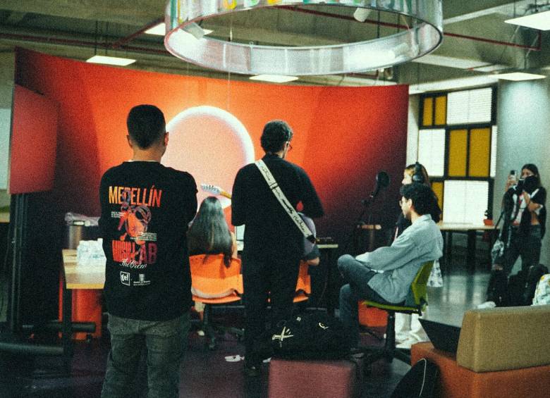 En los laboratorios de Medellín Music Lab, compositores y productores trabajan juntos para crear canciones inéditas. FOTOS cortesía Alcaldía