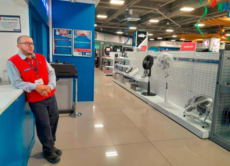 Incluso en almacenes grandes de tecnología y electrodomésticos hay pocas referencias disponibles en el momento. FOTO néstor lópez