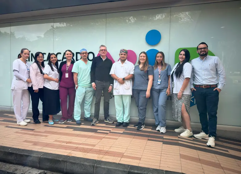 El doctor Álvaro Quintero, jefe de Trasplantes de la Clínica Cardio VID, con su equipo de trabajo. Foto: Cortesía