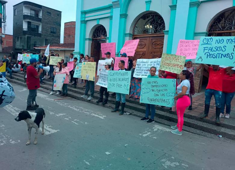 Algunos de los desplazados de la vereda Los Trozos, zona rural de Anorí, protestaron en el parque principal por la situación que los sacó de sus casas. FOTO: Cortesía