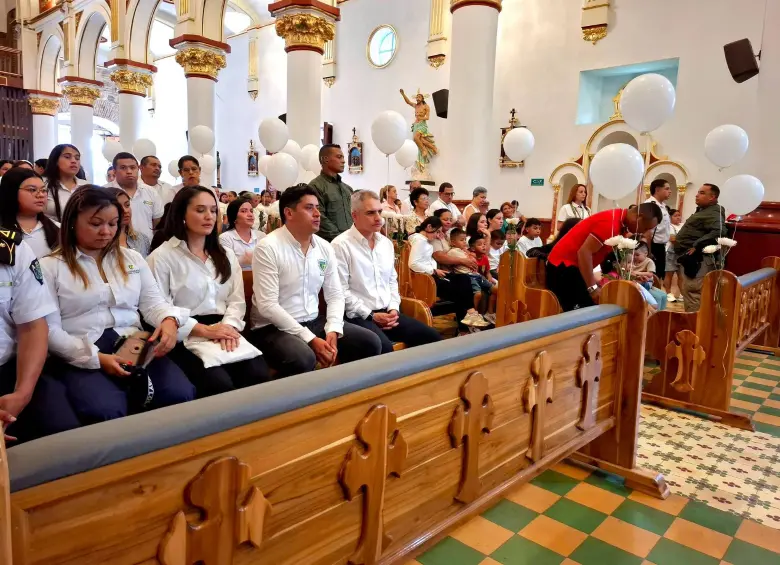 El gobernador Andrés Julián Rendón y el alcalde de Buriticá, José Luis Rodríguez Úsuga, acompañaron el homenaje a Michelle Dayana. Foto: Alcaldía Buriticá