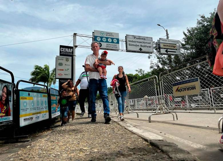 De Venezuela a Colombia las familias pasan juntas, pero sin equipaje hacia el municipio de Villa del Rosario. FOTO Camilo Suárez