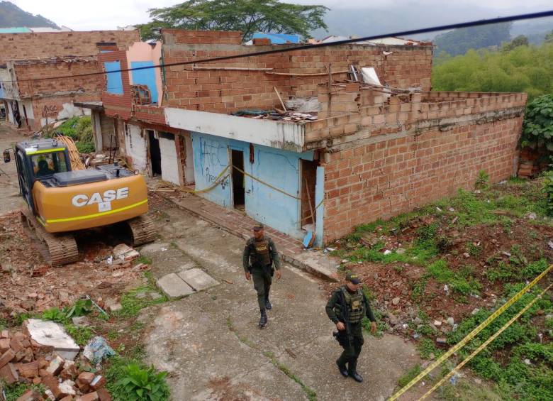 La Fuerza Pública custoriando la demolición. FOTO: Manuel Saldarriaga