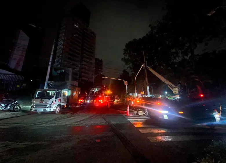 En la penumbra trabajaron toda la madrugada las cuadrillas de EPM para arreglar los daños que dejaron las lluvias. FOTO: CORTESÍA EPM