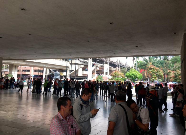 Filas circundan sede del Banco de la República en el centro de Medellín. FOTO: Cortesía 