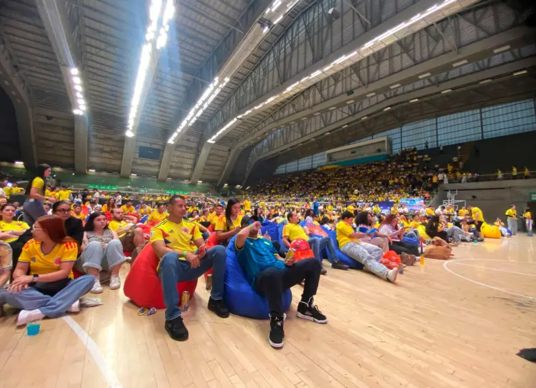 El escenario que tradicionalmente es para baloncesto, se transformó en una “estadio de fútbol” para alentar a Colombia. FOTO brandon martínez