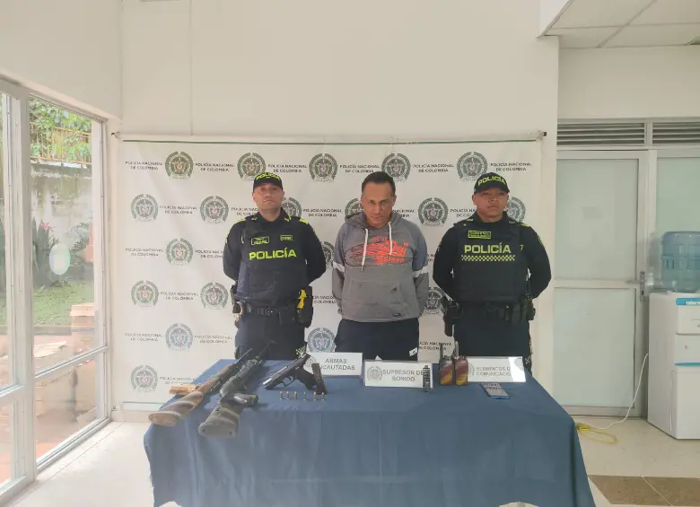 Estas fueron las armas que le encontraron a Arango Montoya cuando lo capturaron en la casa donde estaba agrediendo a su mamá. FOTO: CORTESÍA POLICÍA METROPOLITANA