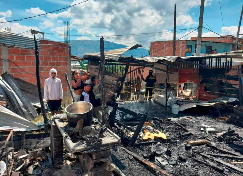 El incendio, al parecer, lo generó una sobrecarga a las instalaciones eléctricas. Foto: Cortesía Denuncias Antioquia.