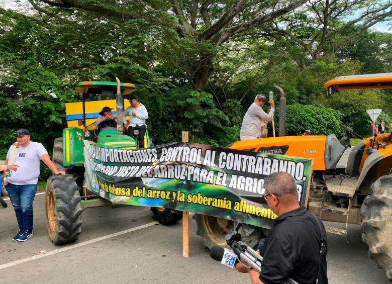 El paro arrocero completa ocho días de bloqueos en Colombia. FOTO CORTESÍA. 