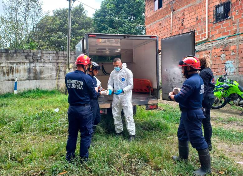 Momento exacto del levantamiento del cuerpo que cayó al río Medellín en Barbosa. FOTO: Cortesía