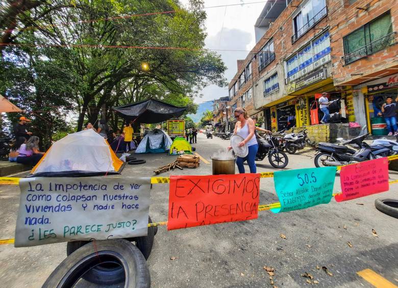 Familias afectadas en la zona de Palos Verdes protestan en busca de una pronta solución. Foto: Carlos Velásquez