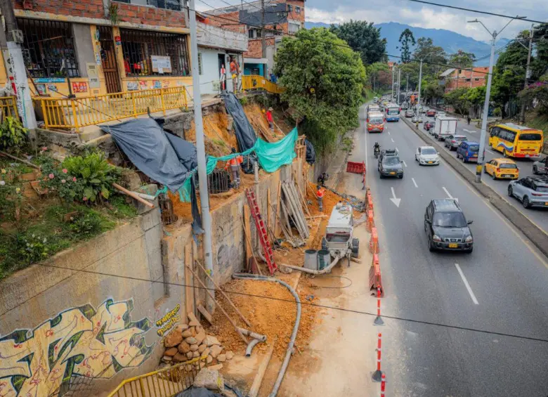 El muro de contención que se instaló en la Autopista Norte a la altura de Belalcázar, para evitar deslizamientos ante las fuertes lluvias. FOTO: Cortesía Alcaldía de Medellín 