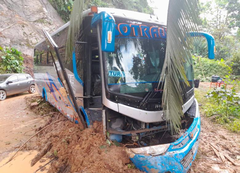 ¡Se salvaron de milagro! Deslizamiento en vía a Urabá arrastró carros y un bus: salieron por las ventanillas