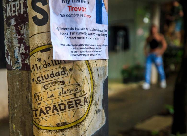 Un cartel de protesta, es tapado por otro de un hombre que busca tener citas románticas. FOTO: Camilo Suárez