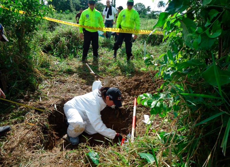 Imagen de referencia acerca de las diligencias de exhumación de los restos humanos. FOTO Colprensa