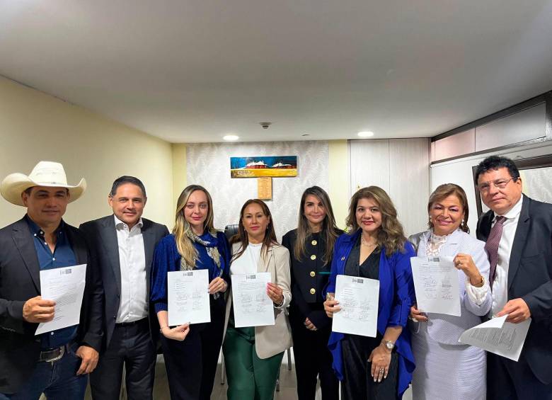 Ocho senadores de la Comisión Séptima del Senado radicaron la ponencia de archivo de la reforma laboral. Foto Senado