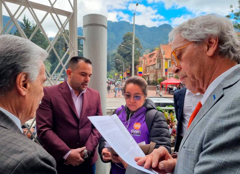 Grupo Élite de Inspección Laboral por la Equidad de Género notifica a la Institución Universitaria de Colombia sobre medidas de protección a las trabajadoras que al parecer fueron acosadas laboralmente. Foto Cortesía. 