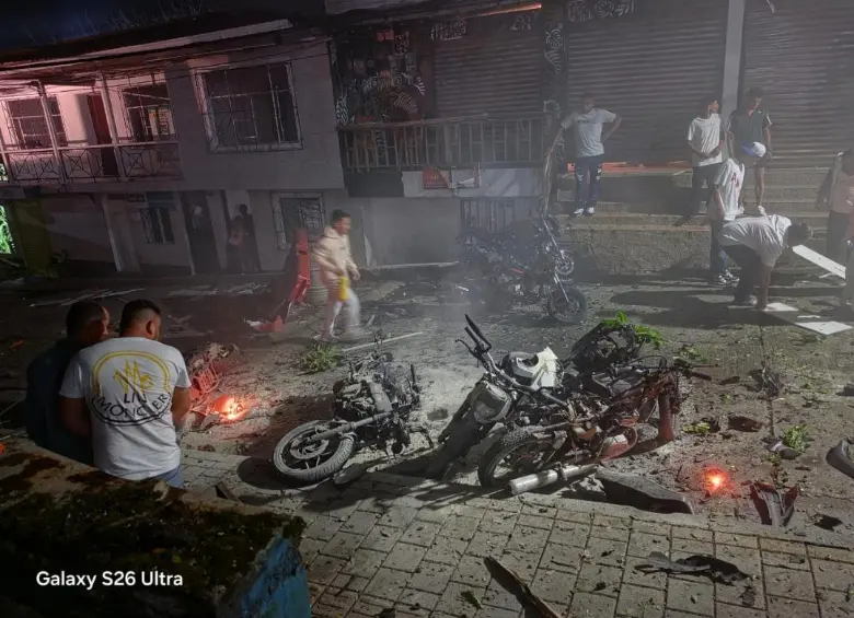 Así quedaron las motos que se encontraban estacionadas en las afueras de la estación de Policía de Briceño, Norte antioqueño. FOTO: CORTESÍA