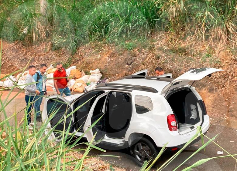 Dentro de este carro encontraron el cuerpo sin vida de un hombre, empacado en cobijas, en la autopista Medellín-Bogotá, en Bello. FOTO: CORTESÍA