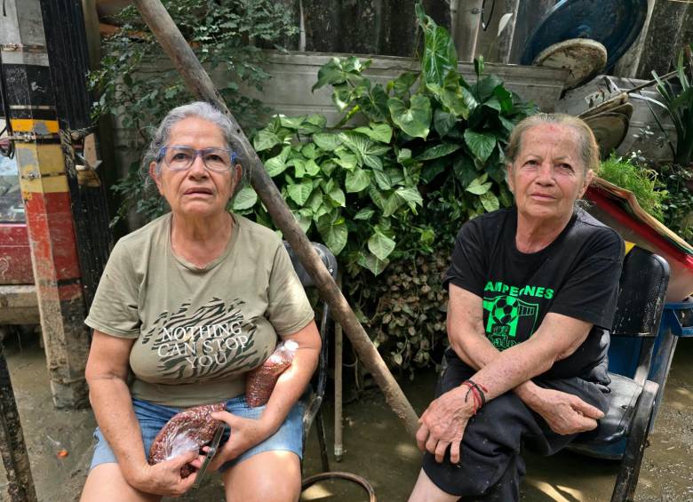 Las hermanas María Berlanda (izq.) y María Obdulia (der.) Restrepo les ha tocado sufrir cinco grandes inundaciones de la quebrada La Iguaná. FOTO: SANTIAGO OLIVARES TOBÓN