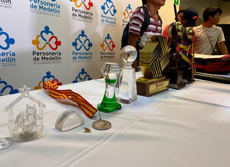 Estos fueron algunos de los premios que devolvieron los indígenas a la Personería y que estaban en la vitrina del hall de la Alcaldía. FOTO: MAURICIO PALACIO