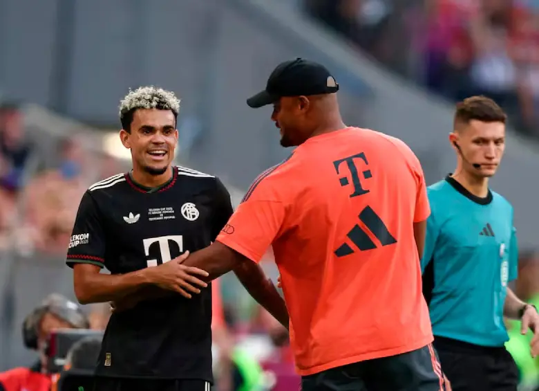 Vincent Kompany está dichoso con Lucho Díaz. Este miércoles, con el colombiano, esperan lograr una nueva victoria, esta vez por la Copa de Alemania. FOTO 