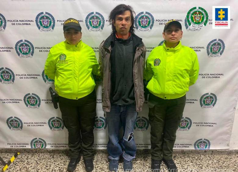 El presunto abusador, Juan Pablo González (en el centro) había sido capturado horas antes en Bogotá. FOTO Colprensa